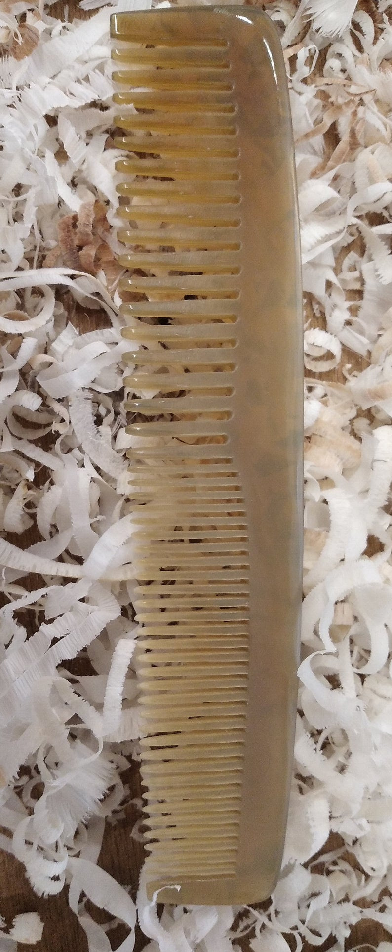 Long peigne démêloir en corne fabriqué en Angleterre